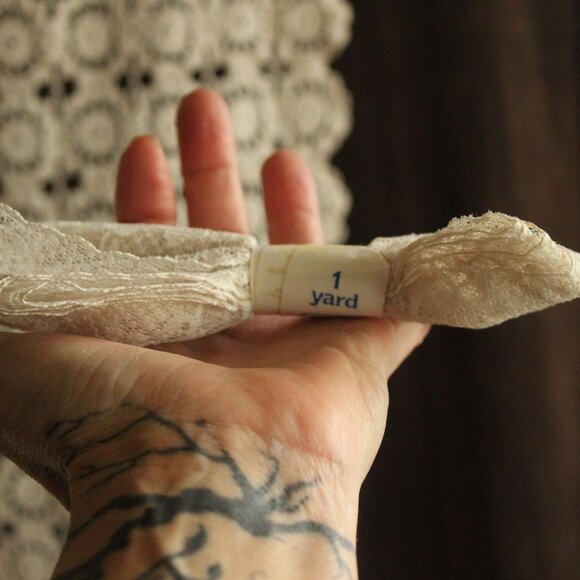 Vintage 1970s Wide Lace Trim, NOS Pale Beige Taupe Nylon 3.5" Wide, One Yard - Picture 10 of 11